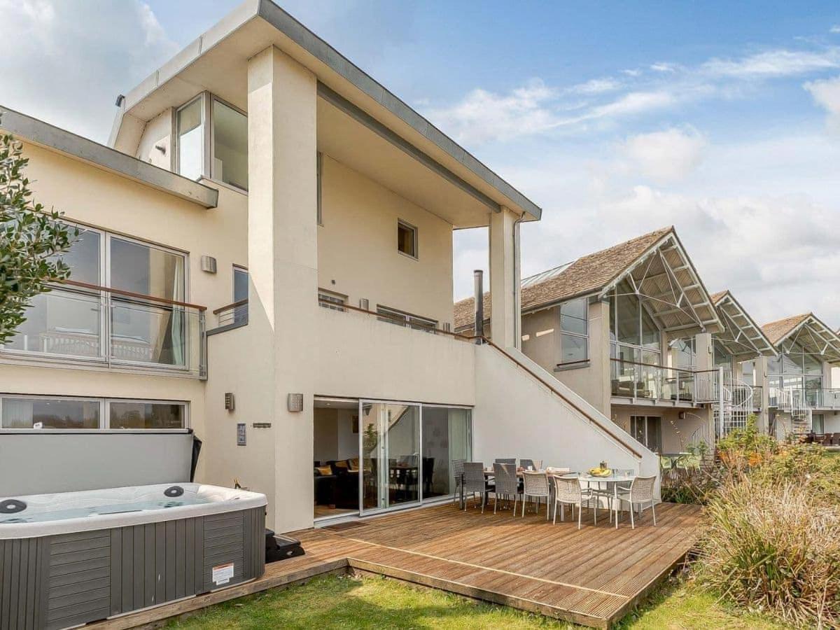 Cotswolds Lakehouse, With Hot Tub & Spa Access, Lower Mill Estate Somerford Keynes Kültér fotó