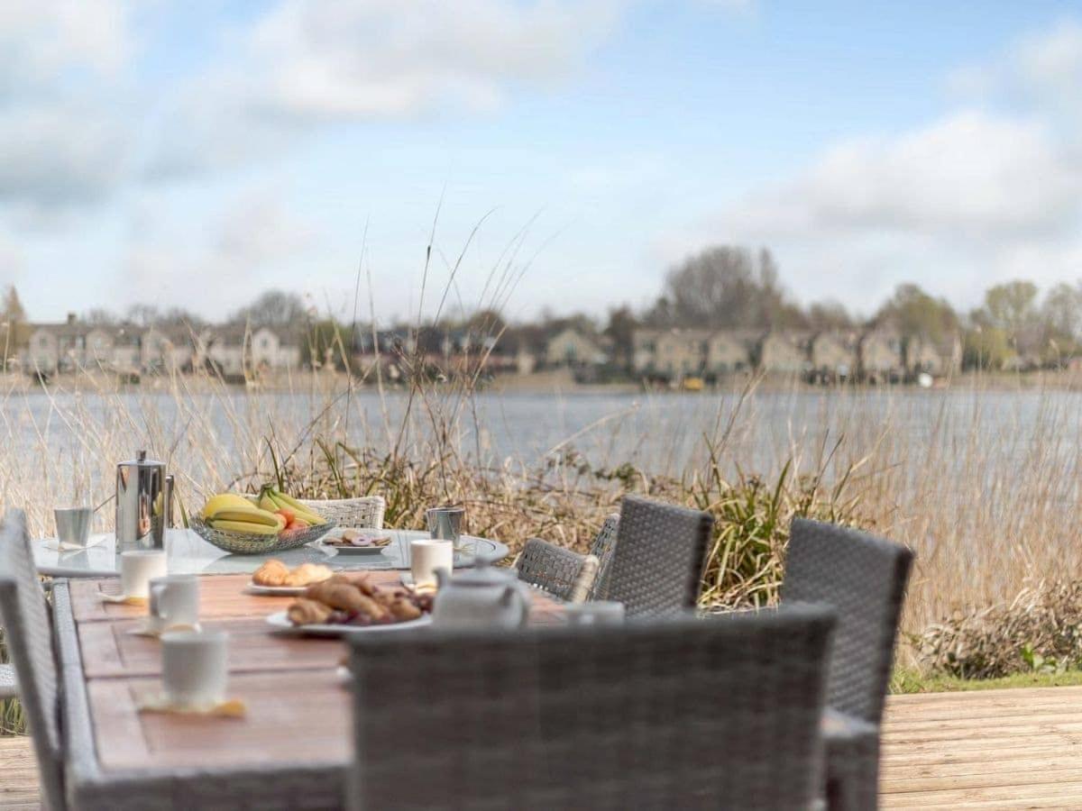 Cotswolds Lakehouse, With Hot Tub & Spa Access, Lower Mill Estate Somerford Keynes Kültér fotó