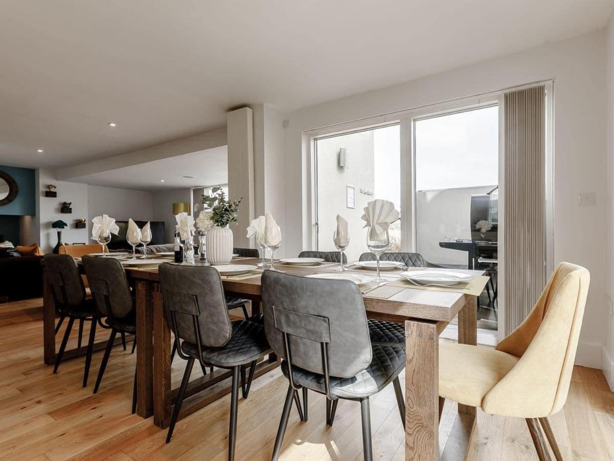 Cotswolds Lakehouse, With Hot Tub & Spa Access, Lower Mill Estate Somerford Keynes Kültér fotó