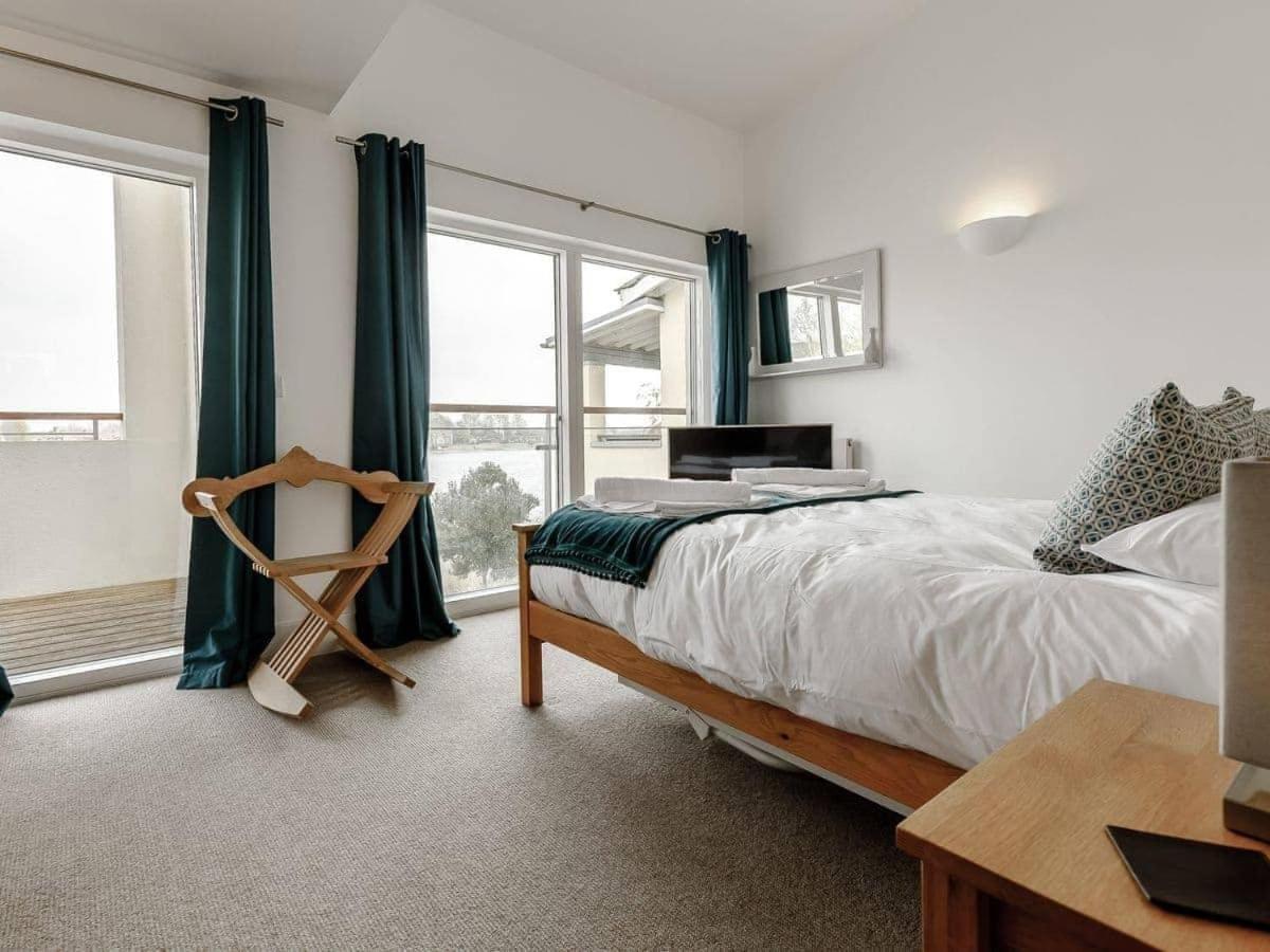 Cotswolds Lakehouse, With Hot Tub & Spa Access, Lower Mill Estate Somerford Keynes Kültér fotó
