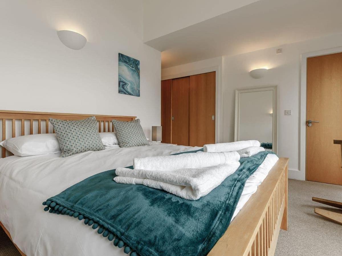 Cotswolds Lakehouse, With Hot Tub & Spa Access, Lower Mill Estate Somerford Keynes Kültér fotó