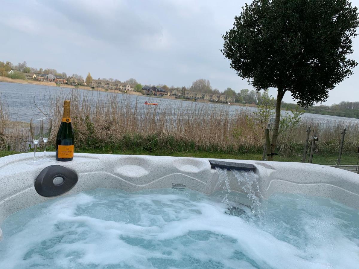 Cotswolds Lakehouse, With Hot Tub & Spa Access, Lower Mill Estate Somerford Keynes Kültér fotó